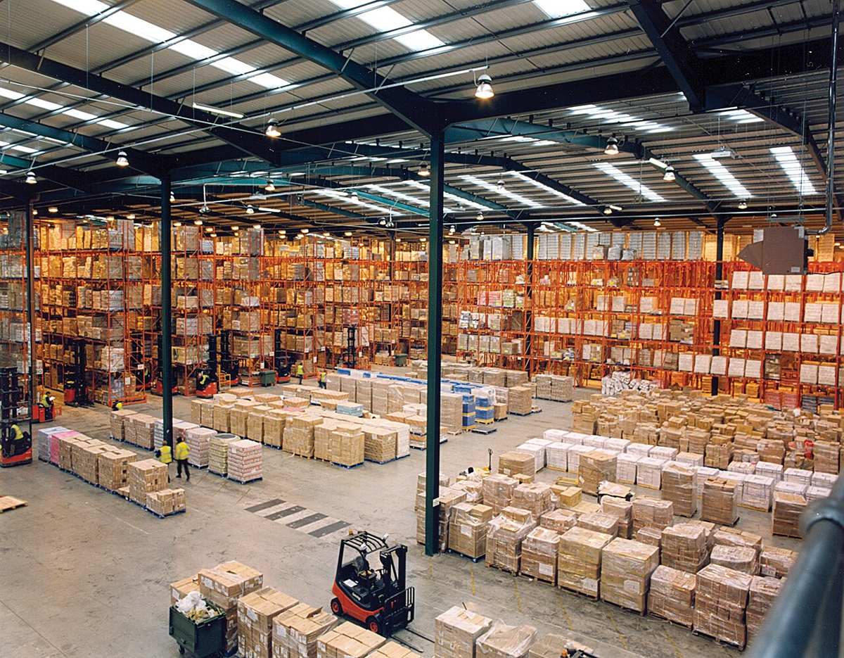 Kho hàng lớn xếp hàng trên pallet