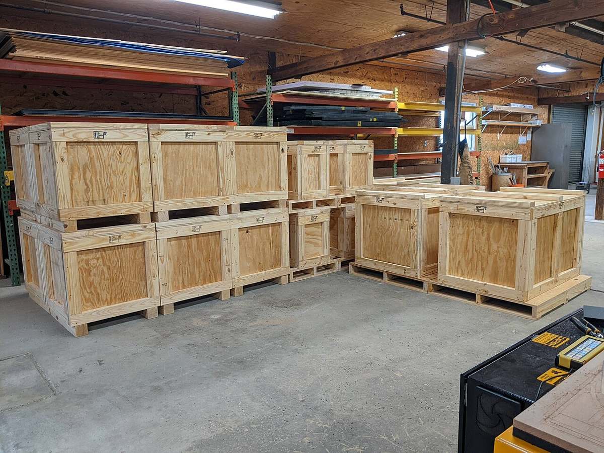 Kiện hàng gỗ đóng thùng xếp trên pallet